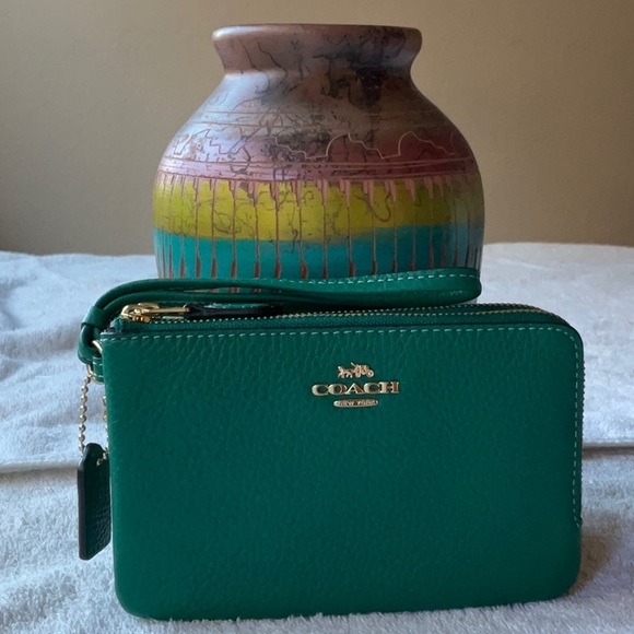 💚 COACH DOUBLE CORNER ZIP WRISTLET 💚 - Picture 2 of 16